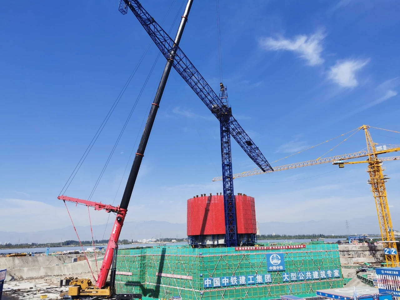 建设项目:丝路明珠塔项目建设再添  新成员  —首台动臂塔吊安装完成!